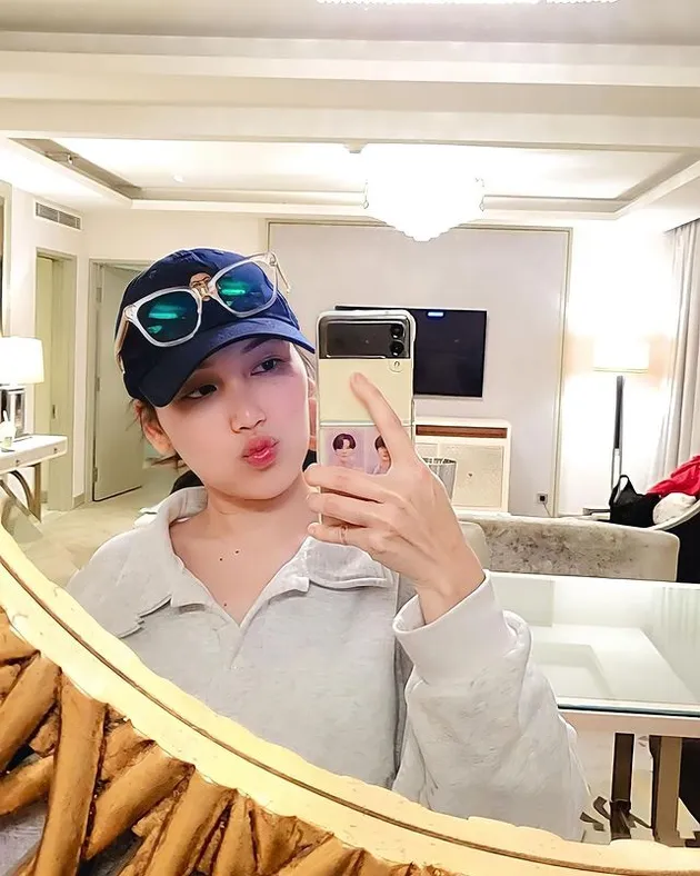 Mirror Selfie Ayu Ting Ting