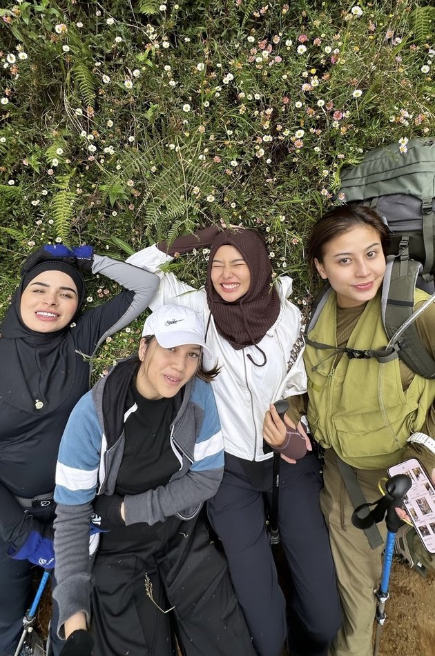 8 Moments of Awkarin, Dara Arafah and Her Gang Climbing Mount Prau - Still Beautiful and Successfully Reached the Summit Despite Having Asthma