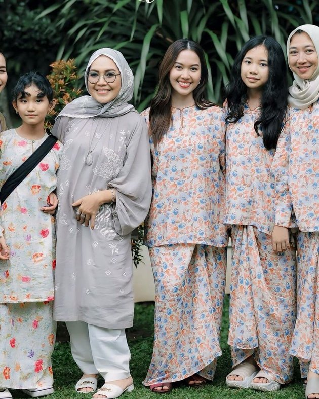 8 Portraits of Ayu Ting Ting's Halal Bihalal Moments with Future In-Laws - Close with Siblings-in-law