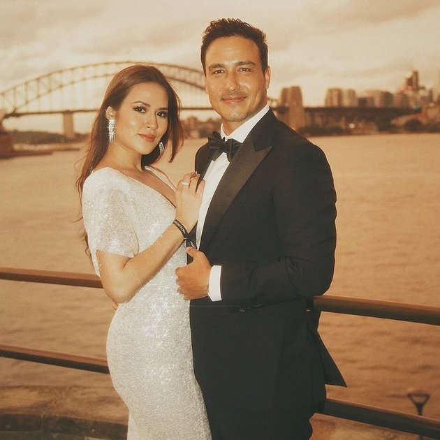 Hamish Daud bagikan foto bersama istrinya, Raisa di media sosial instagram. Unggahan tersebut sukses menyita perhatian, keduanya begitu romantis banget.