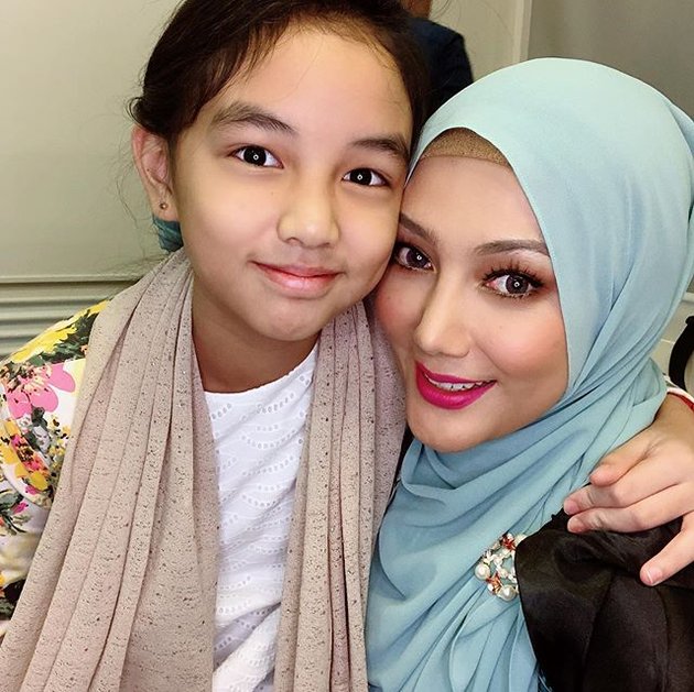 Aleesya yang merupakan putri dari Engku Emran memang diketahui sudah begitu dekat dengan Laudya Cynthia Bella. Namun, tentu ia tak lupa untuk habiskan waktu bersama ibu kandungnya yakni Erra Fariza.