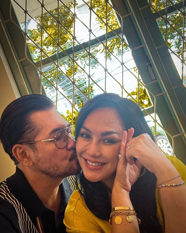 8 Sweet Moments of Ferry Salim and his Wife who have been Married for 27 Years - Turns Out They've Known Each Other Since Junior High School