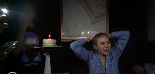 8 Portraits of Nikita Mirzani's Surprised Birthday Moments, Kisses and Hugs Her Child - Tearfully Crying