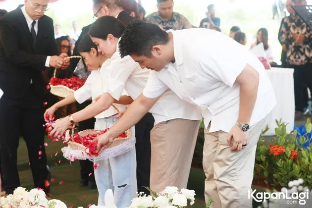 Momen Tabur Bunga Pemakaman Hotma Sitompul