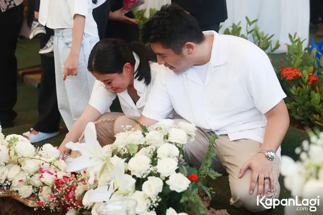 Momen Tabur Bunga Pemakaman Hotma Sitompul