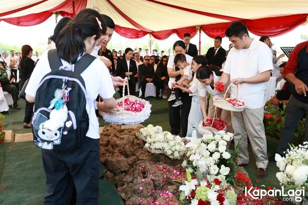 Momen Tabur Bunga Pemakaman Hotma Sitompul