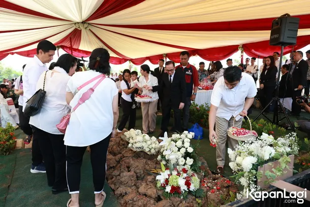 Momen Tabur Bunga Pemakaman Hotma Sitompul
