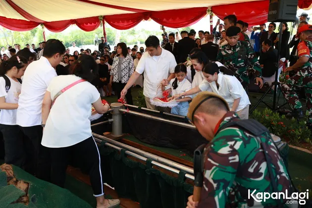 Momen Tabur Bunga Pemakaman Hotma Sitompul