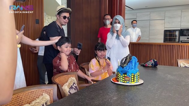 Semua saudara terdekatnya, termasuk sang nenek Amy Qanita juga hadir di acara tersebut. Ia nampak sumringah saat hendak meniup kue ulang tahun.
