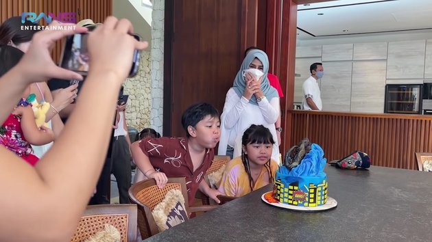 Tak menunggu lama, ia langsung meniupkan lilin yang berada di atas kue ulang tahun. Areeq juga didampingi oleh kakak perempuan di sebelahnya. 