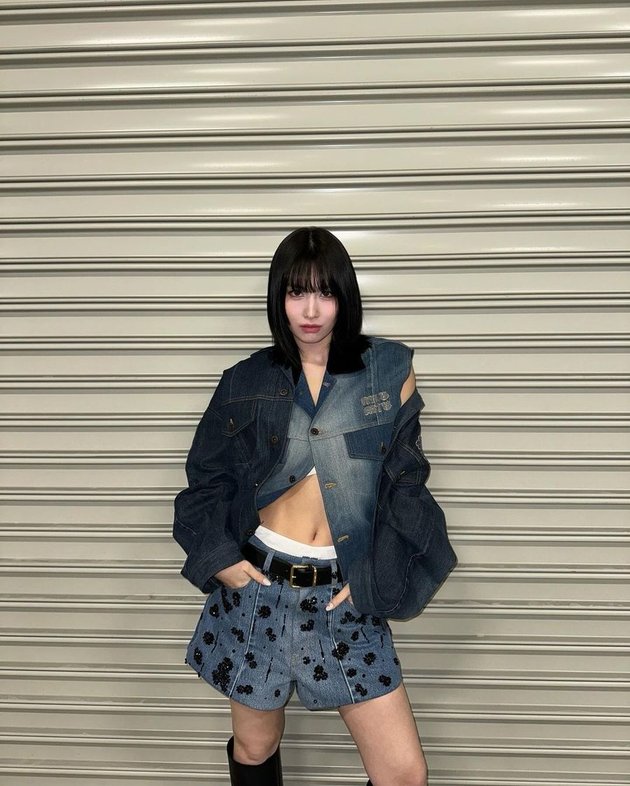 8 Potret Momo TWICE Showing Perfect ABS at Miu Miu Fashion Week 2024