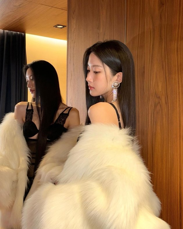 8 Portraits of Moon Ga Young Wearing Transparent Dress at Dolce & Gabbana Fashion Show in Milan Fashion Week