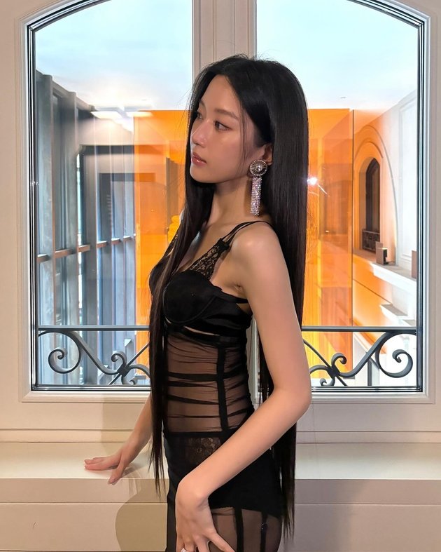 8 Portraits of Moon Ga Young Wearing Transparent Dress at Dolce & Gabbana Fashion Show in Milan Fashion Week