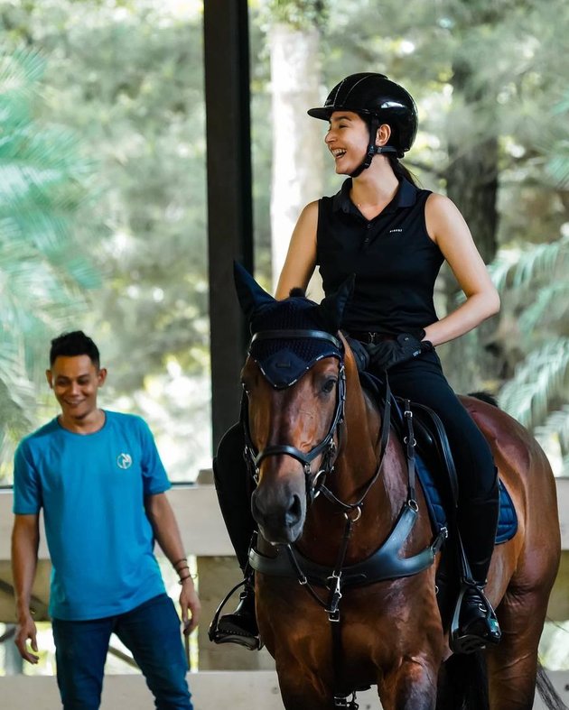 8 Portraits of Nabila Syakieb Radiating Noble Aura While Horseback Riding, Still Beautiful with Light Makeup - Netizens Even Say She Looks Old