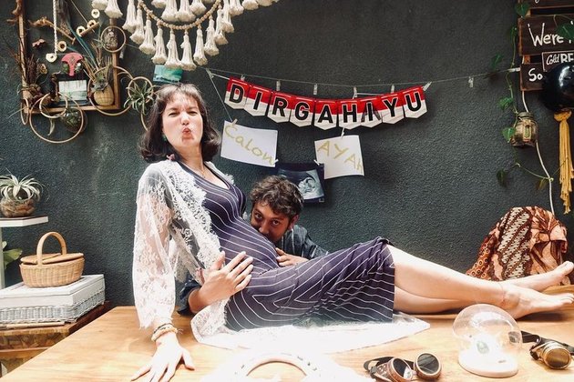 8 Photos of Nadine Chandrawinata Showing Off Baby Bump, Cute Conversation - Don't Want to Know the Gender of the Baby