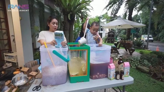 8 Potraits of Nagita Slavina & Rayyanza Selling Ice in Front of the House, Popularly Sought by Andara Residents