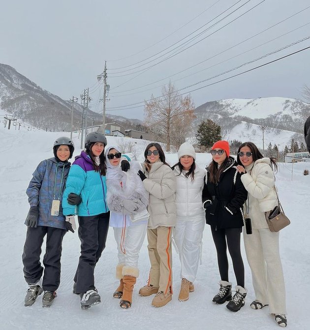 8 Photos of Nagita Slavina Enjoying Snow in Japan, The Price of the Jacket and Shoes is Fantastic - Still Managed to Take Care of Cipung