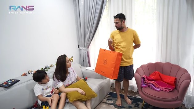 8 Portraits of Nagita Slavina Receiving a Luxury Bag Worth Rp1 Billion from Her Husband, Because Raffi Ahmad is Bored at Home - Immediately Sniffed