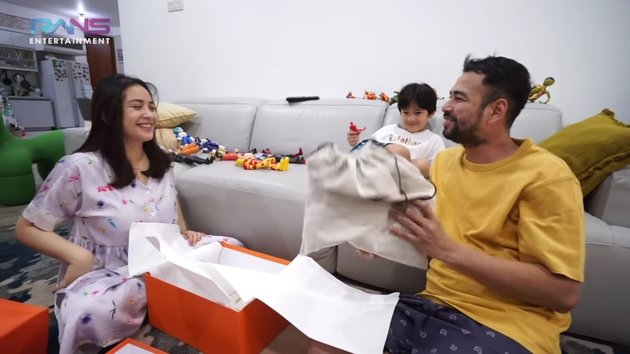 8 Portraits of Nagita Slavina Receiving a Luxury Bag Worth Rp1 Billion from Her Husband, Because Raffi Ahmad is Bored at Home - Immediately Sniffed