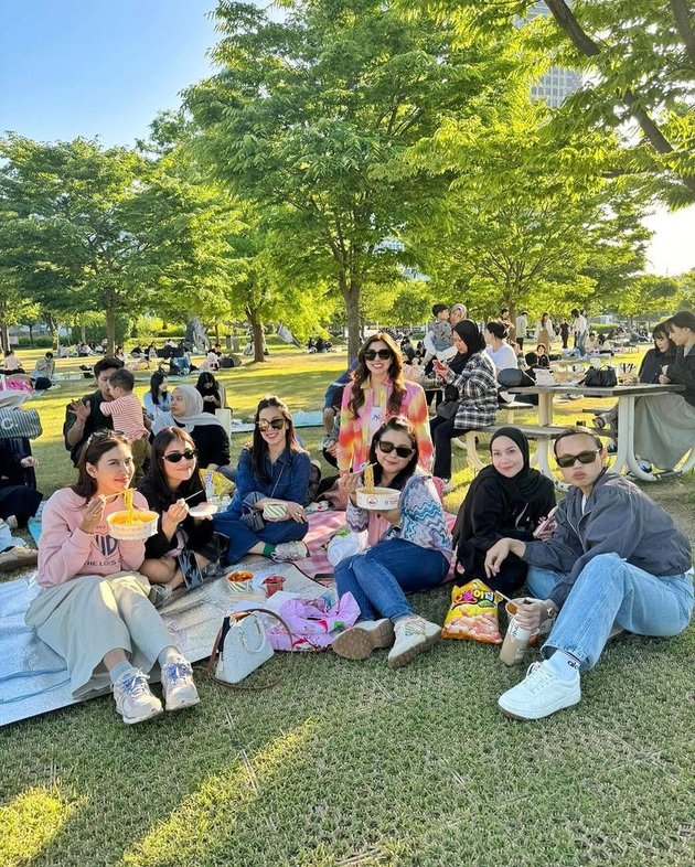 8 Photos of Nagita Slavina's Vacation to Korea, Meeting Dita Karang and Pratama Arhan - Enjoying Various Street Food