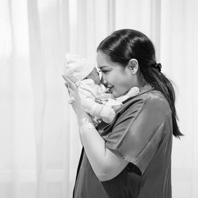 Penampilan Nagita Slavina memang sering mencuri perhatian. Termasuk ketika ia baru saja melahirkan anak keduanya beberapa waktu lalu.