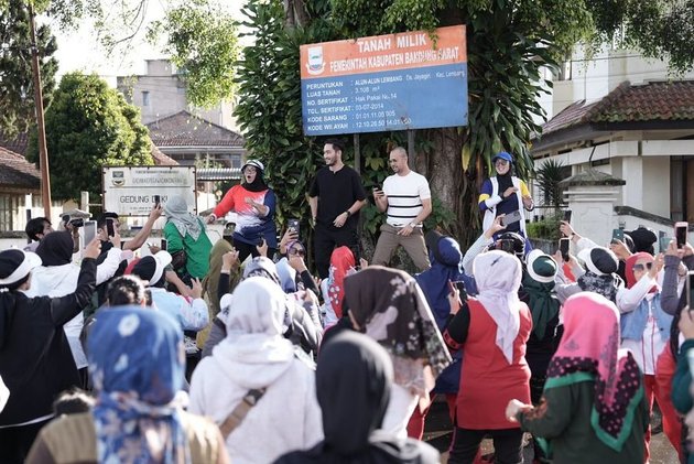 8 Potret Nagita Slavina Riding Public Transportation, Treating Residents at the Market Surprised and Doing Exercises Together - Introducing Jeje Govinda as a Candidate for West Bandung Regent