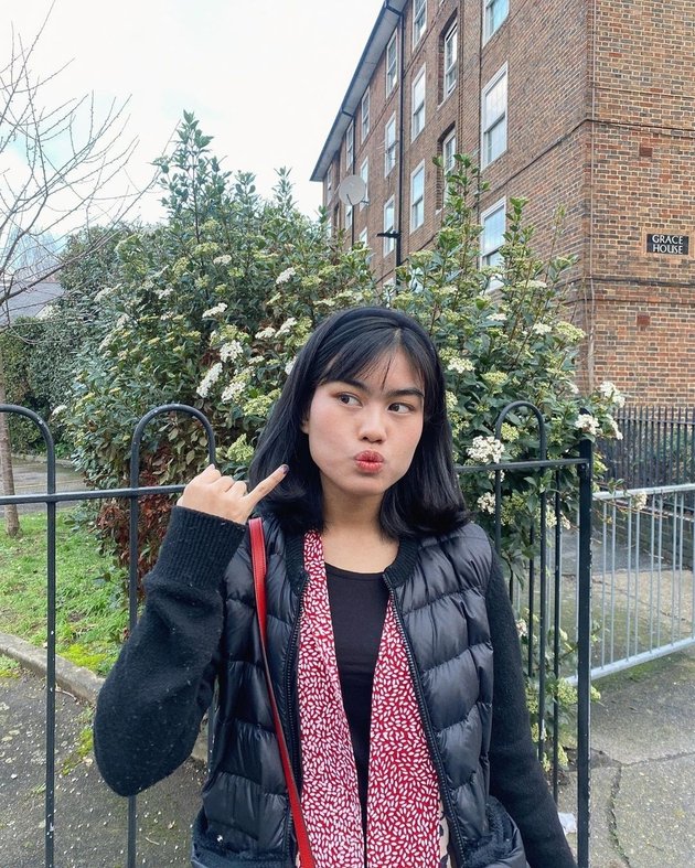 8 Photos of Namira Adjani, Alya Rohali's Daughter, Voting for the First Time in London, Determined Even Though Waiting for Hours in the Cold Air