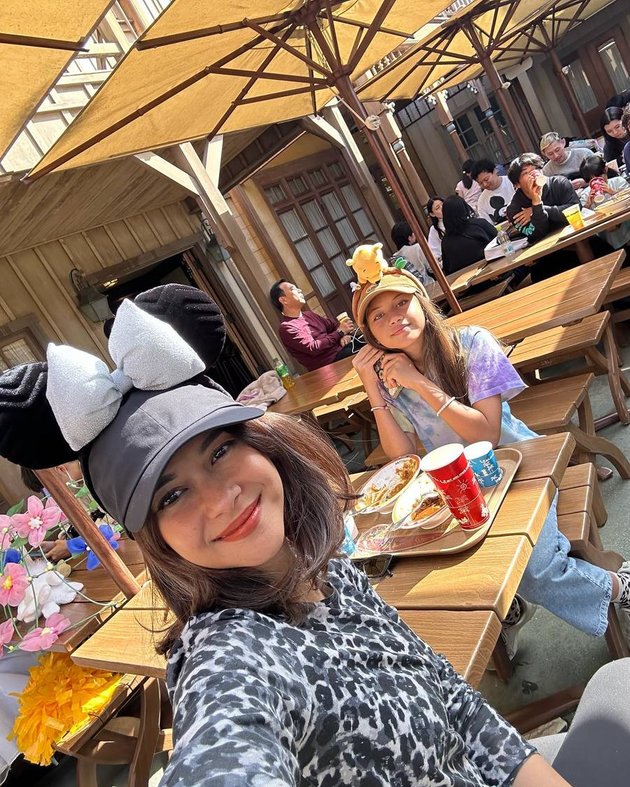 8 Portraits of Nana Mirdad & Her Daughter Enjoying a Vacation Alone in Disneyland Japan, Like Siblings!