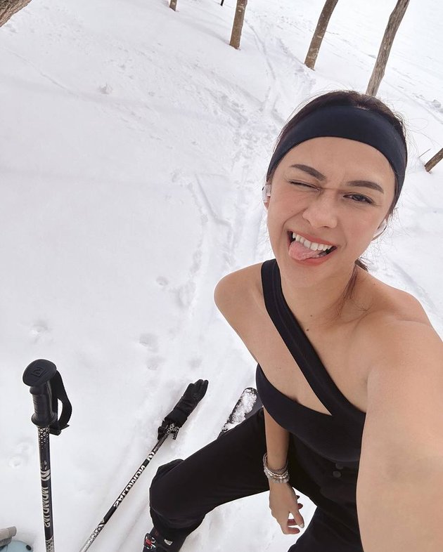 8 Photos of Nana Mirdad Playing in the Snow During Vacation in Japan, Wearing a Tank Top - Admit It, Not Feeling Cold