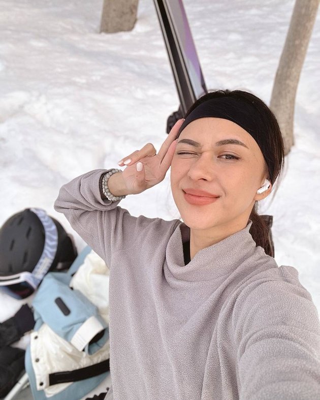 8 Photos of Nana Mirdad Playing in the Snow During Vacation in Japan, Wearing a Tank Top - Admit It, Not Feeling Cold