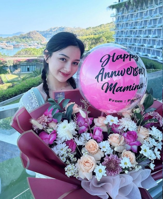 8 Photos of Nanda Arsyinta Being Given Flowers Every Month by Her Husband, Making Netizens Envious