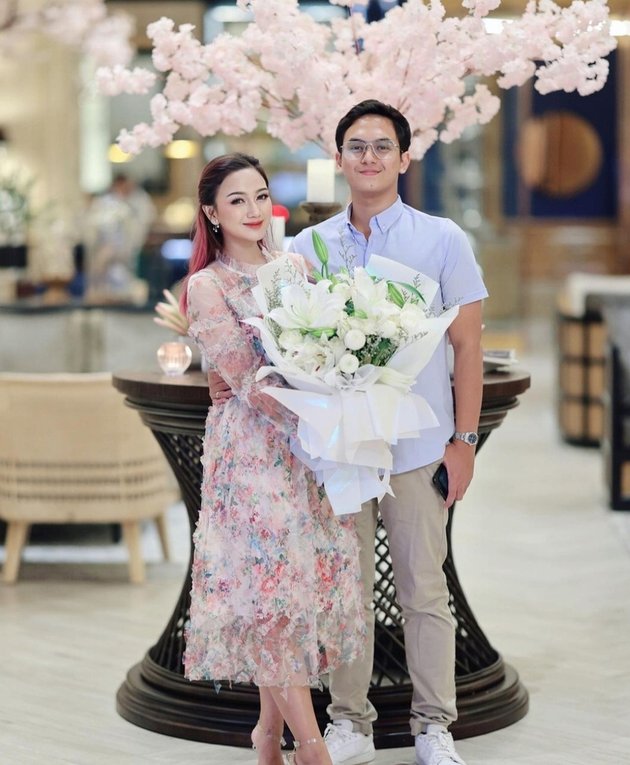 8 Photos of Nanda Arsyinta Being Given Flowers Every Month by Her Husband, Making Netizens Envious