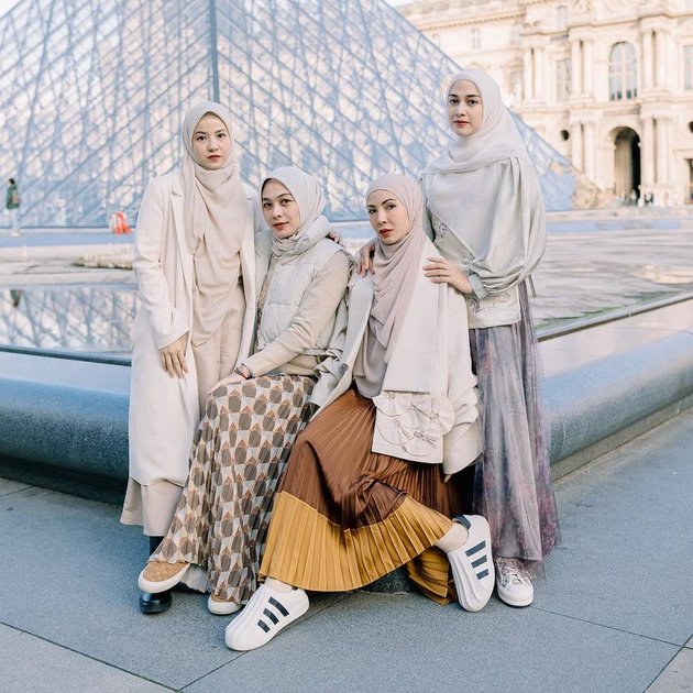 8 Photos of Natasha Rizky - Dian Ayu - Ratna Galih - Nina Zatulini Vacationing in Paris, Equally Beautiful - Like Twins