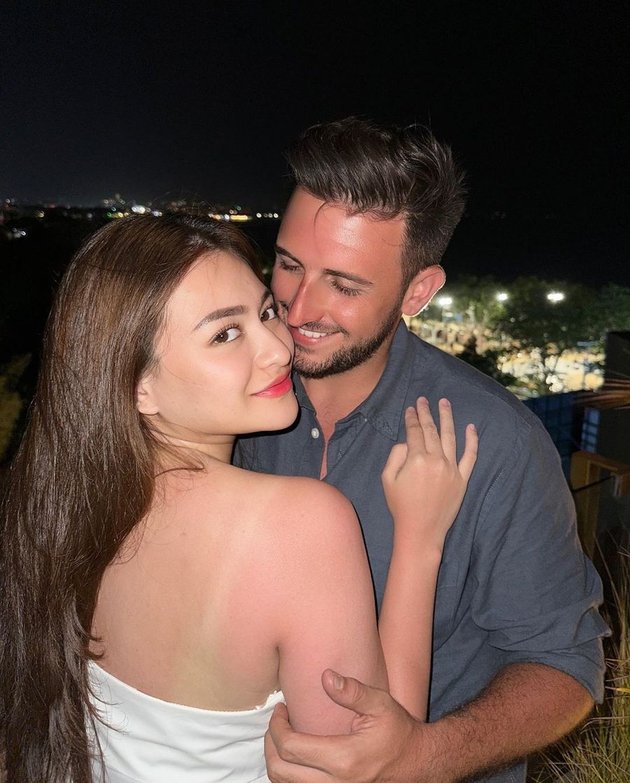 8 Photos of Nathalie Holscher Showing Affection with Ladislao After Being Proposed, Netizens Focused on Her Striped Back