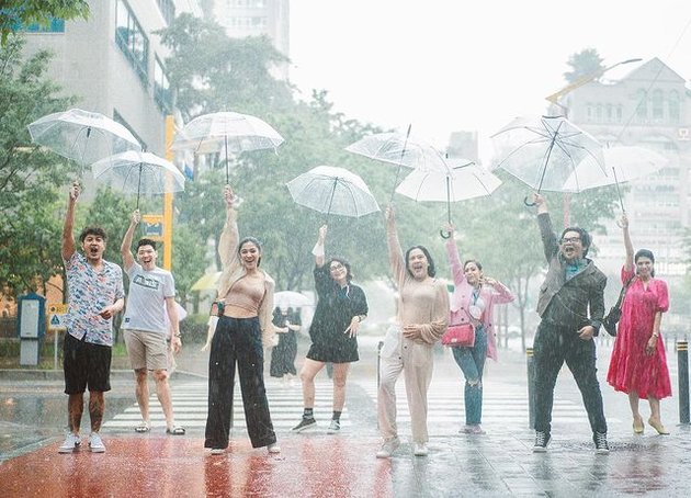 8 Photos of Naysila Mirdad in Korea, Playing in the Rain with Lydia Kandou and Dimas Anggara - Netizens Focus on Flat Stomach