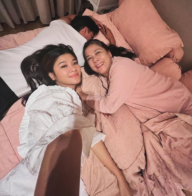8 Portraits of Naysilla Mirdad, Star of the Soap Opera 'TERTAWAN HATI', Celebrating Her Mother's Birthday, Giving a Sweet Surprise in the Middle of the Night