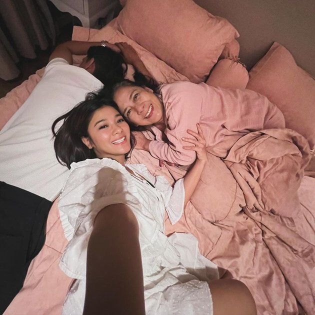 8 Portraits of Naysilla Mirdad, Star of the Soap Opera 'TERTAWAN HATI', Celebrating Her Mother's Birthday, Giving a Sweet Surprise in the Middle of the Night