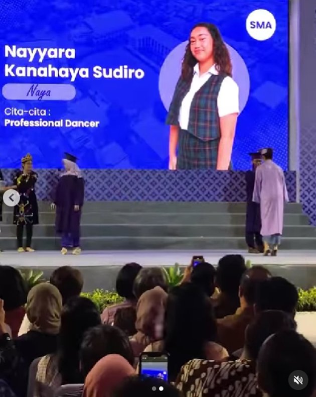 8 Portraits of Nayyara Kanahaya, Tora Sudiro's Daughter, During High School Graduation, Her Ambition That Became the Highlight Revealed - She Even Took a Photo with Her Father's Former Teacher