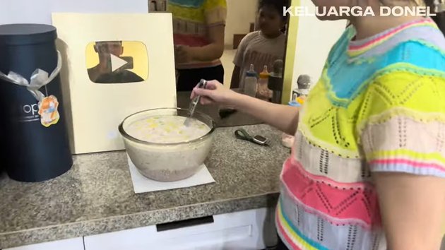 8 Portraits of Nella Kharisma Making Takjil in the Kitchen, Her Simplicity Earns Praise