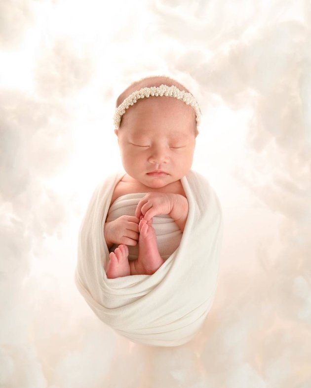 8 Portraits of Newborn Photoshoot Sophia Baby No Limit Jess No Limit and Sisca Kohl, Like an Angel Above the Clouds