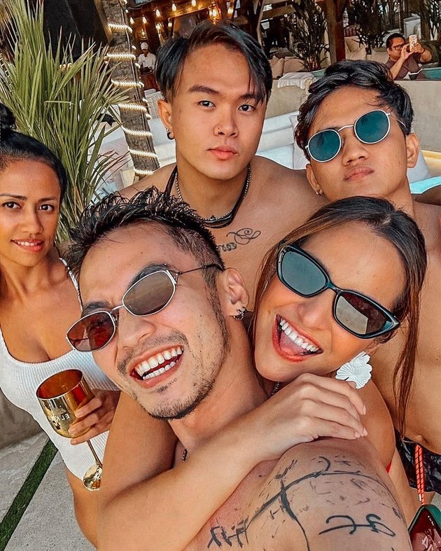 8 Portraits of Nia Ramadhani in a Bikini in Bali, Showing off Body Goals - Ignore Netizens' Comments about Hajjah Status