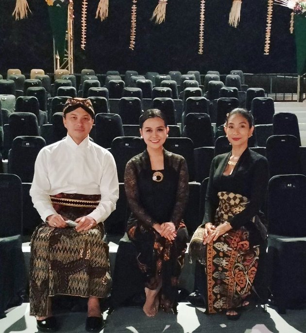 8 Photos of Handsome and Brave Nicholas Saputra Wearing Beskap, Netizens: The Javanese Bride Vibes