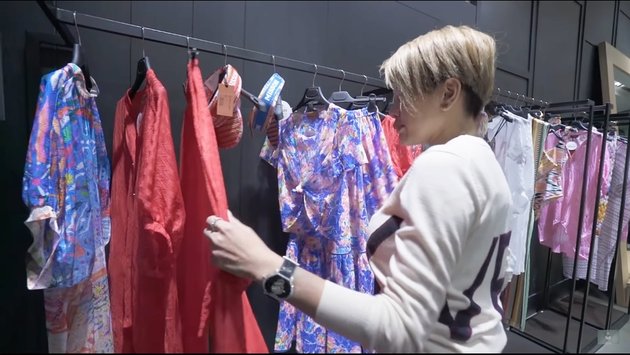 8 Photos of Nikita Mirzani Shopping for Clothes, Showing off Smooth Thighs While Trying on Pants - Only Bought 5 Items for Rp28 Million