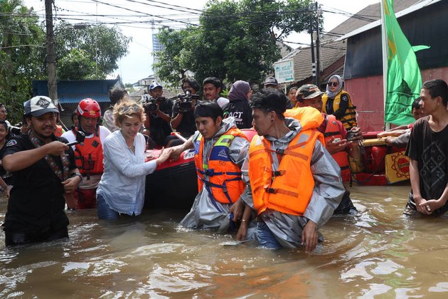 8 Potret Nikita  Mirzani  Rela Terjang Banjir  Demi Beri 