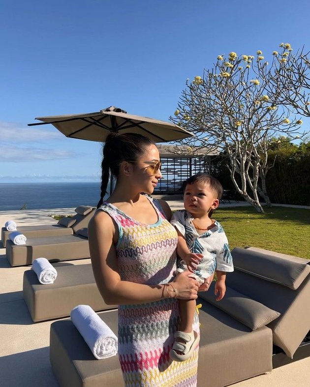 8 Photos of Nikita Willy Vacationing in Bali, Baby Izz Swimming in a Swimsuit - Bathed by Grandma at the Foot Washing Place
