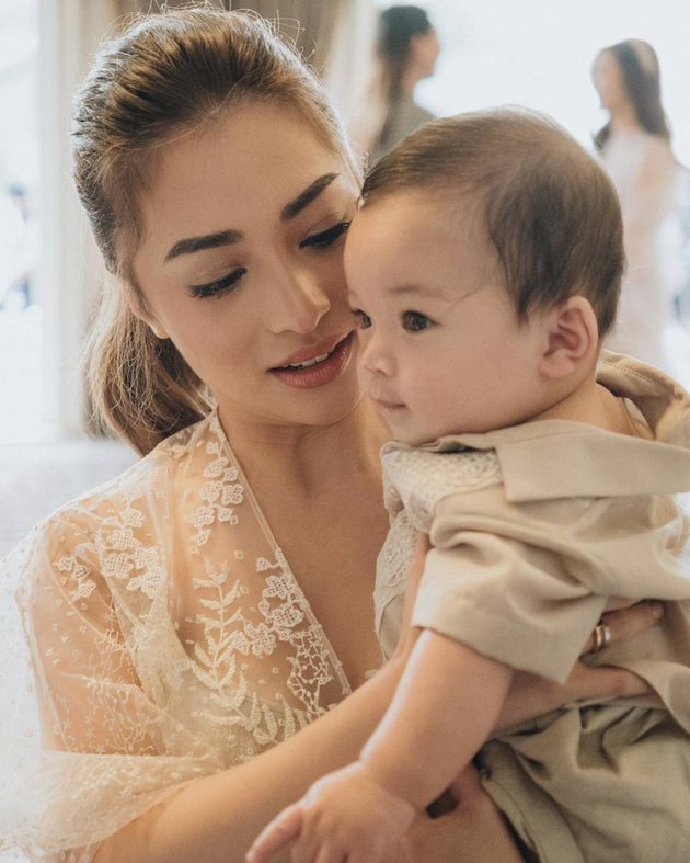 8 Portraits of Nikita Willy Who is Dubbed Hot Mama While Taking Care of Baby Izz, Reaping Praise for Her Parenting Style