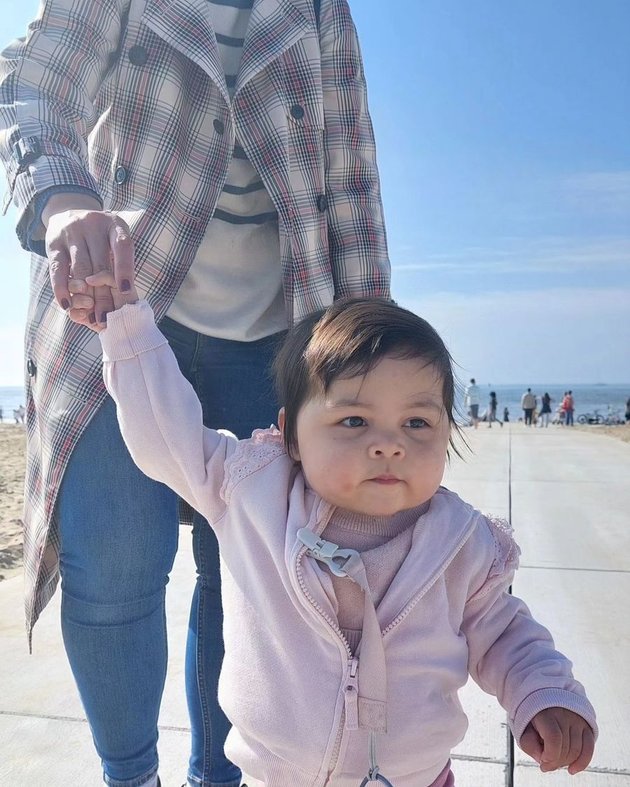 8 Photos of Nova, Gracia Indri's First Time at the Beach in the Netherlands, Enjoying Learning to Walk Hand in Hand with Mama and Papa - Gisela Cindy's Comment Becomes the Center of Attention