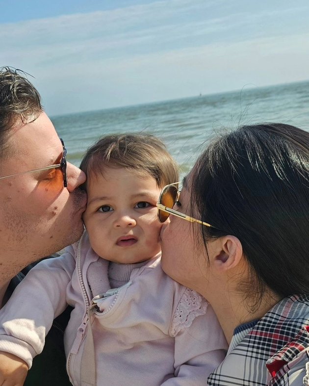 8 Photos of Nova, Gracia Indri's First Time at the Beach in the Netherlands, Enjoying Learning to Walk Hand in Hand with Mama and Papa - Gisela Cindy's Comment Becomes the Center of Attention