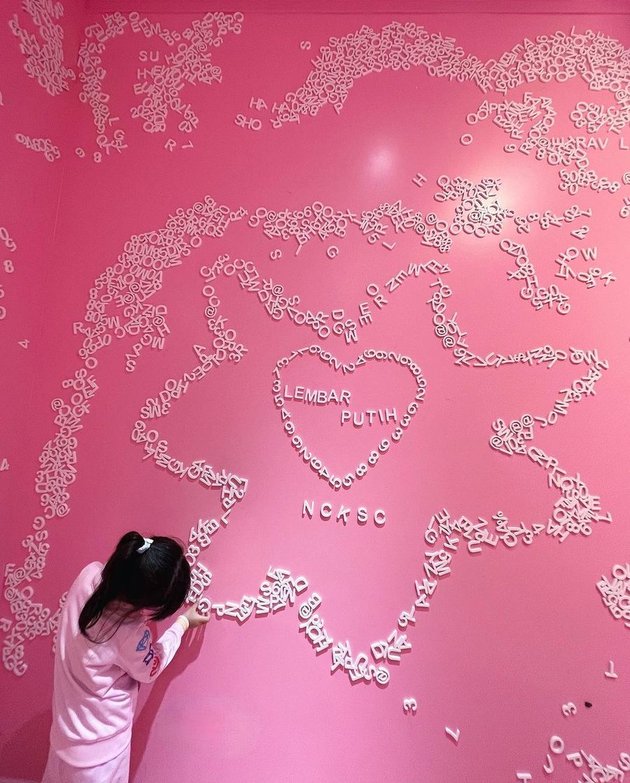 8 Photos of Nycta Gina Inviting Children to Play at the Museum of Ice Cream, Explore the All-Pink Room that Spoils the Eyes!