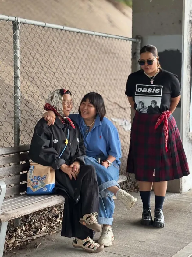 Potret seru Okky Lukman dan ibu nonton OASIS 